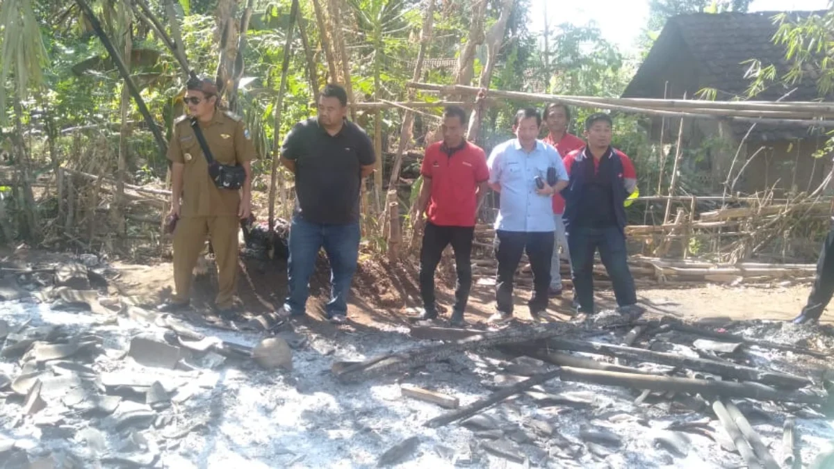 Anggota DPRD Garut, Yudha Puja Turnawan, Dadan Wadiansyah dan Nadiman berkunjung ke lokasi kebakaran rumah Yuy