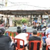 Pj Gubernur Jabar Bey Machmudin menyaksikan Teater Ruang Publik Festival (Terap Festival) di Gang Apandi, Jala