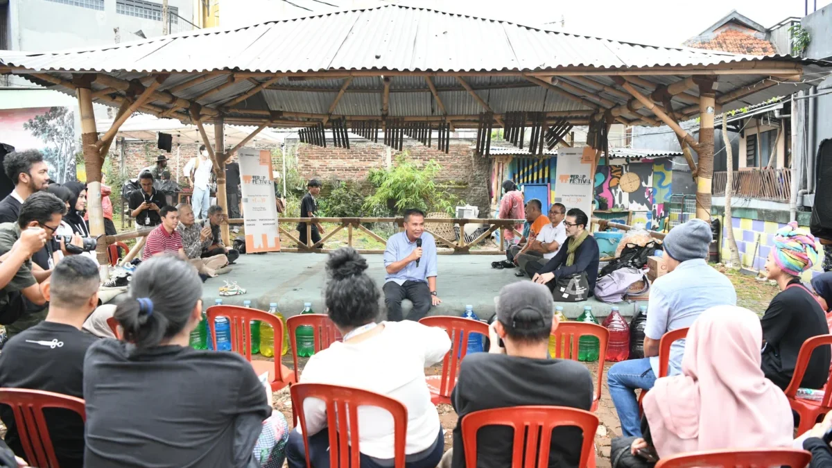 Pj Gubernur Jabar Bey Machmudin menyaksikan Teater Ruang Publik Festival (Terap Festival) di Gang Apandi, Jala