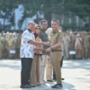 Penjabat Gubernur Jawa Barat Bey Machmudin menjadi pembina apel pagi sekaligus menyerahkan SK Pensiun, Piagam