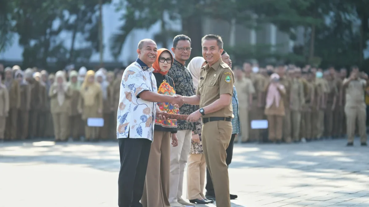 Penjabat Gubernur Jawa Barat Bey Machmudin menjadi pembina apel pagi sekaligus menyerahkan SK Pensiun, Piagam