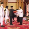 Sekda Jabar Herman Suryatman menghadiri Prosesi Penyerahan dan Menerima Duplikat Bendera Pusaka dari Badan Pem