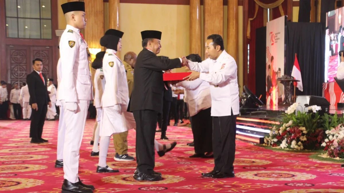 Sekda Jabar Herman Suryatman menghadiri Prosesi Penyerahan dan Menerima Duplikat Bendera Pusaka dari Badan Pem