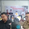 Yudha Puja Turnawan (kiri) Camat Banyuresmi (kanan) ketika diwawancarai wartawan di aula kantor kecamatan dala