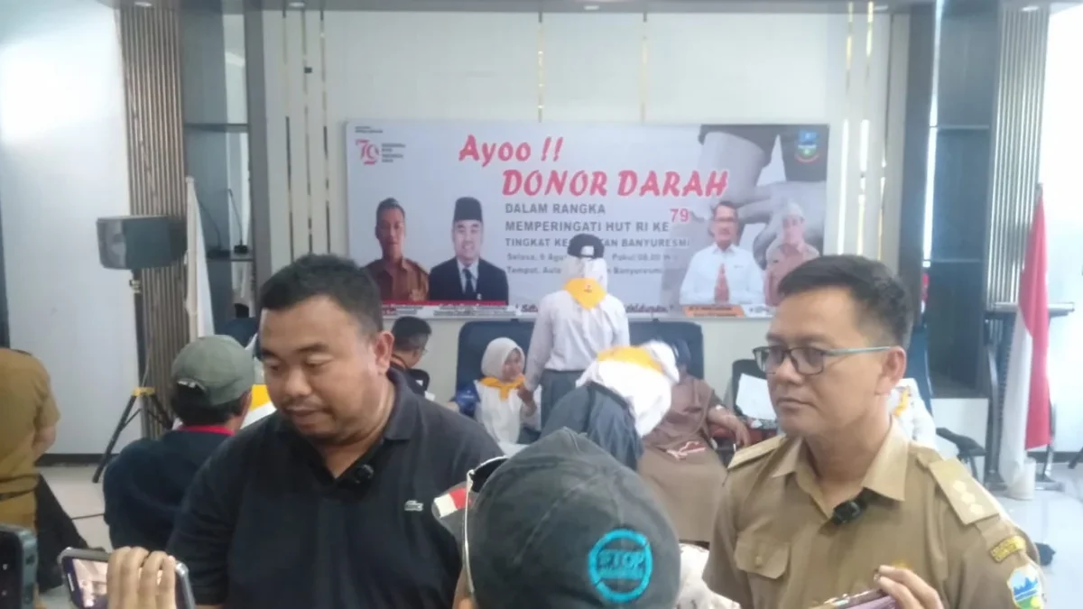 Yudha Puja Turnawan (kiri) Camat Banyuresmi (kanan) ketika diwawancarai wartawan di aula kantor kecamatan dala