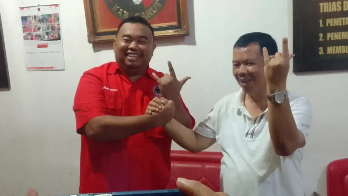 Ketua DPC PDI Perjuangan Kabupaten Garut, Yudha Puja Turnawan, berfoto bersama dengan H Nadiman, usai melakuka