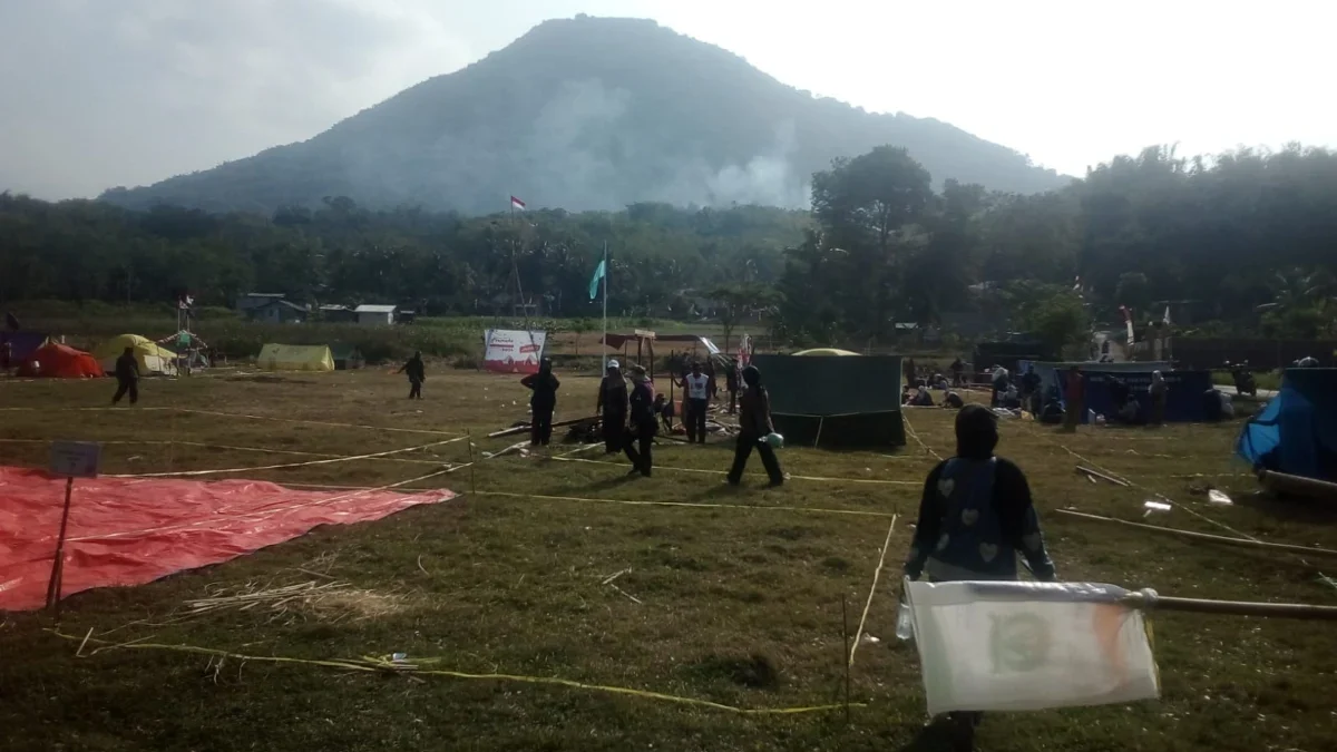 Kepulan asap tebal tampak di Cinangka Gunung Haruman, Senin (12/8).(foto pepen apendi)