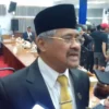 Iman Alirahman, ketua DPRD sementara fraksi Golkar saat diwawancarai sejumlah awak media usai pelantikan 50 an