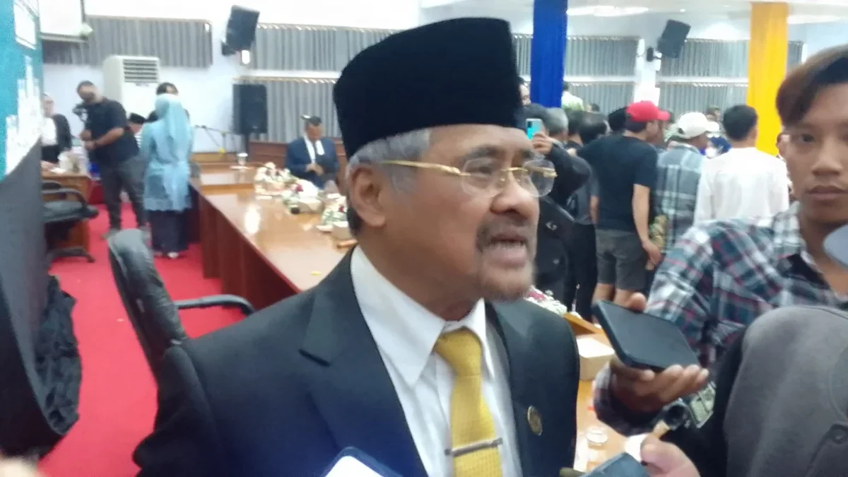 Iman Alirahman, ketua DPRD sementara fraksi Golkar saat diwawancarai sejumlah awak media usai pelantikan 50 an