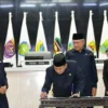 Pj Gubernur Jabar Bey Machmudin berjalan kaki usai menghadiri Rapat Paripurna DPRD Jabar menuju Gedung Sate di