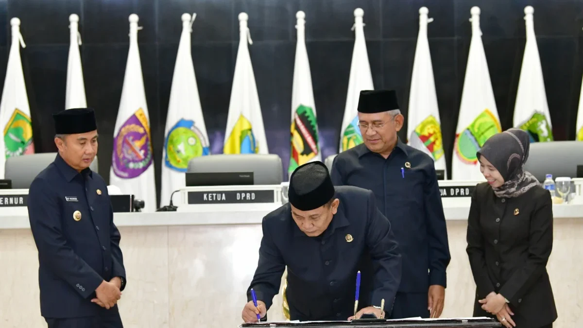 Pj Gubernur Jabar Bey Machmudin berjalan kaki usai menghadiri Rapat Paripurna DPRD Jabar menuju Gedung Sate di