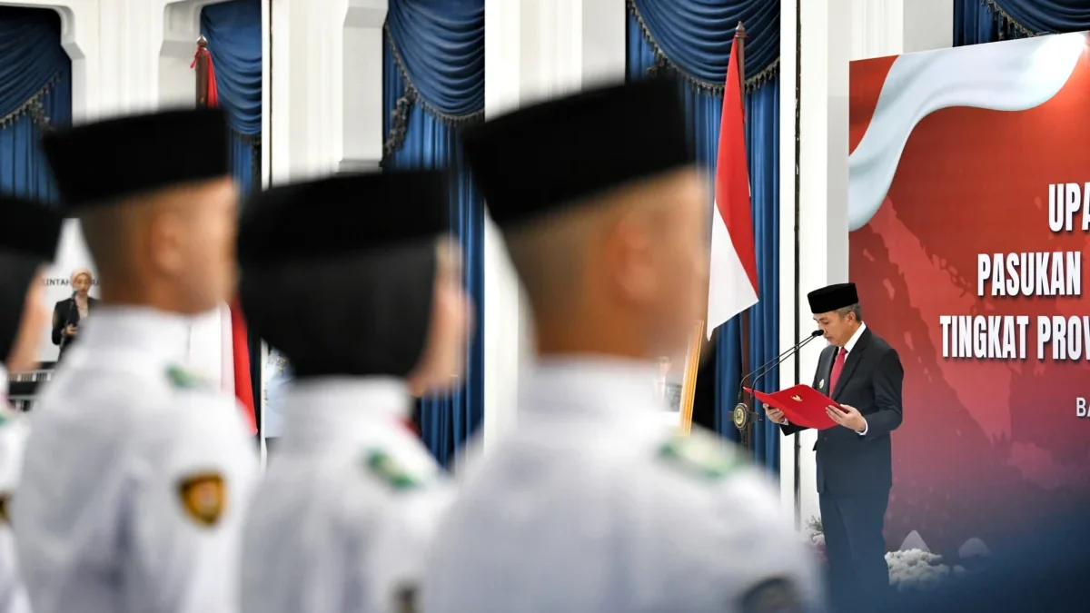 Penjabat Gubernur Jawa Barat Bey Machmudin mengukuhkan 52 anggota Pasukan Pengibar Bendera Pusaka (Paskibraka)