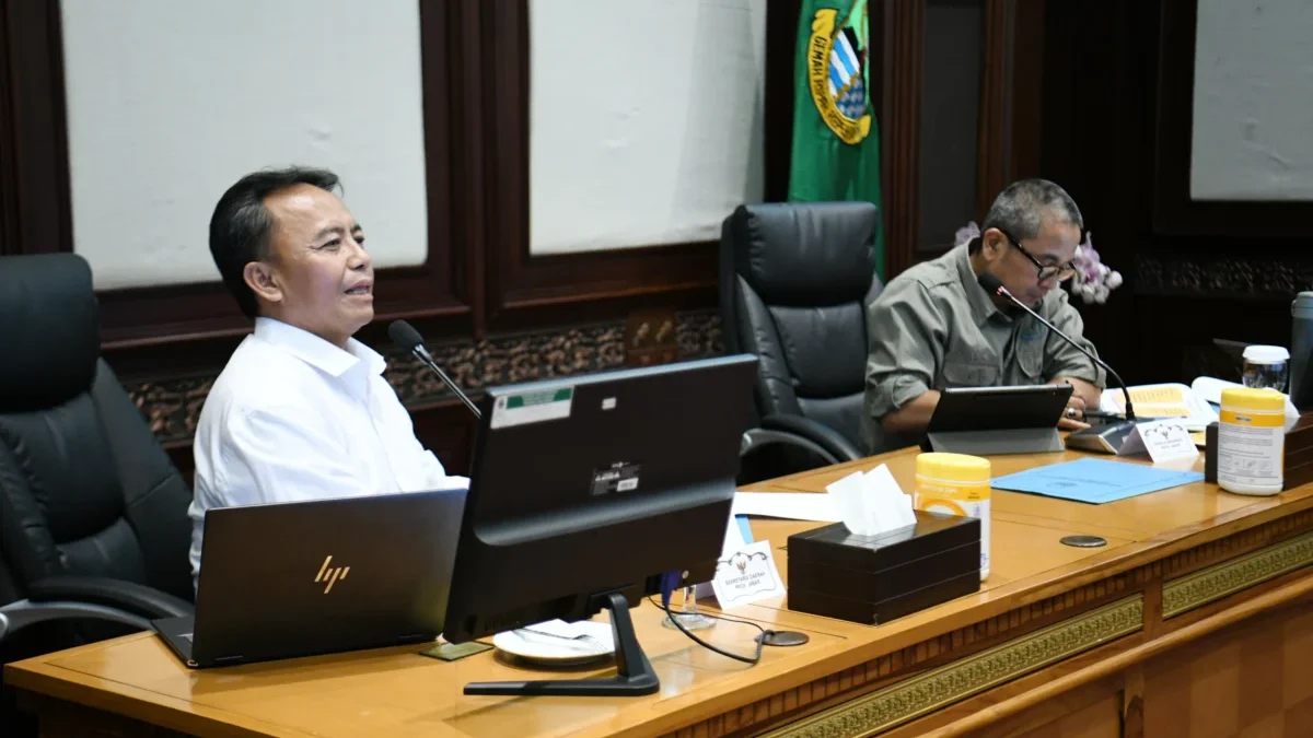 Sekda Jabar Herman Suryatman saat memimpin rapat persiapan West Java Festival di Ruang Rapat Papandayan, Gedun