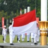 Pj Gubernur Jawa Barat Bey Machmudin menjadi inspektur upacara pengibaran Bendera Negara Sang Merah Putih dala