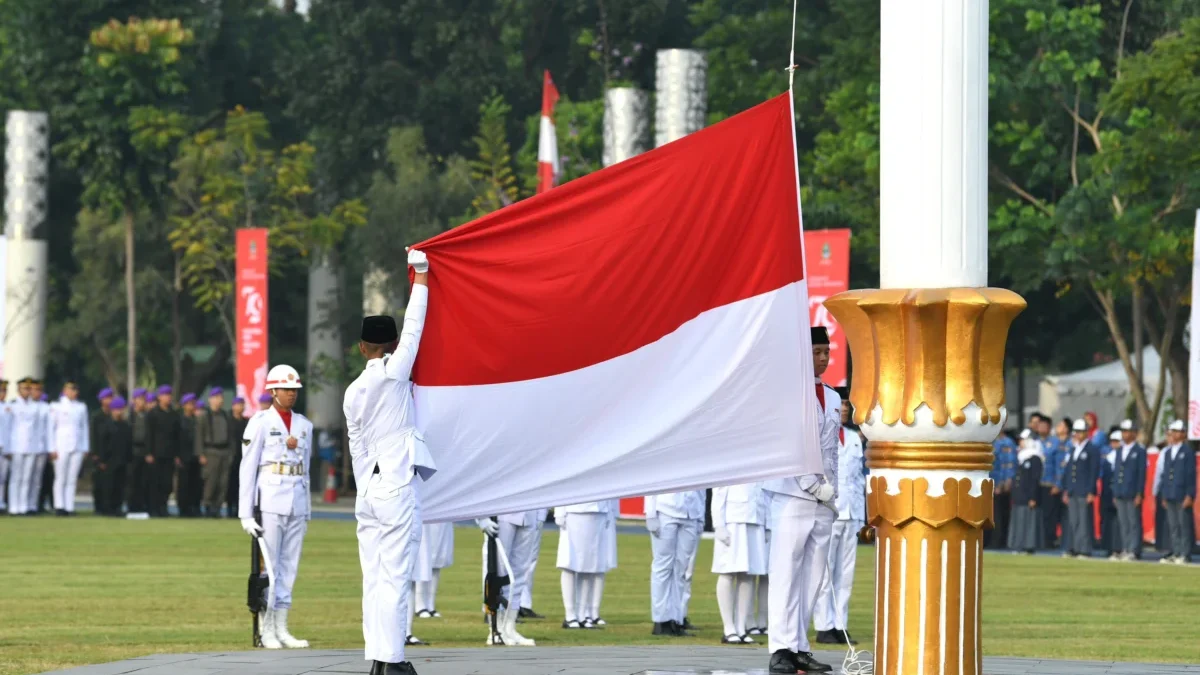 Pj Gubernur Jawa Barat Bey Machmudin menjadi inspektur upacara pengibaran Bendera Negara Sang Merah Putih dala