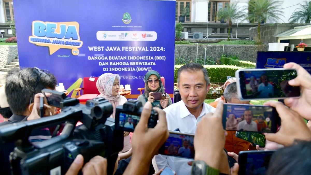 Bey Machmudin diwawancara oleh awak media