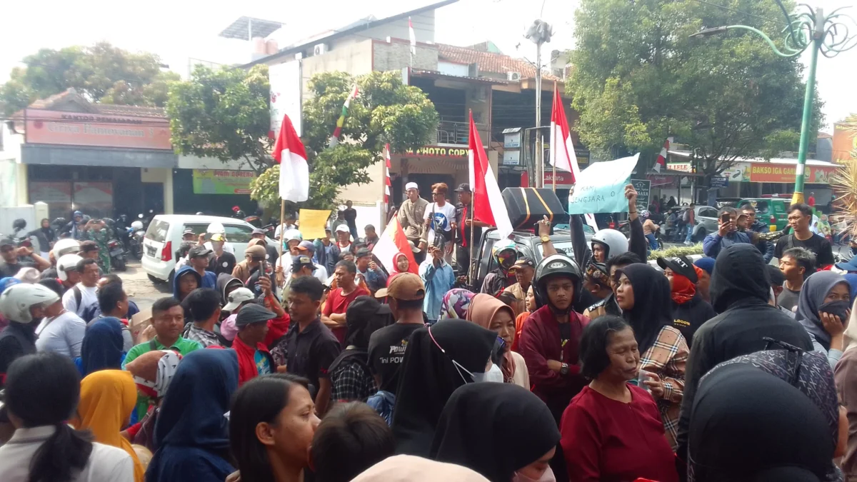 Ratusan PKL melakukan aksi demo protes ke Pj Bupati Garut akibat kebijakan relokasi