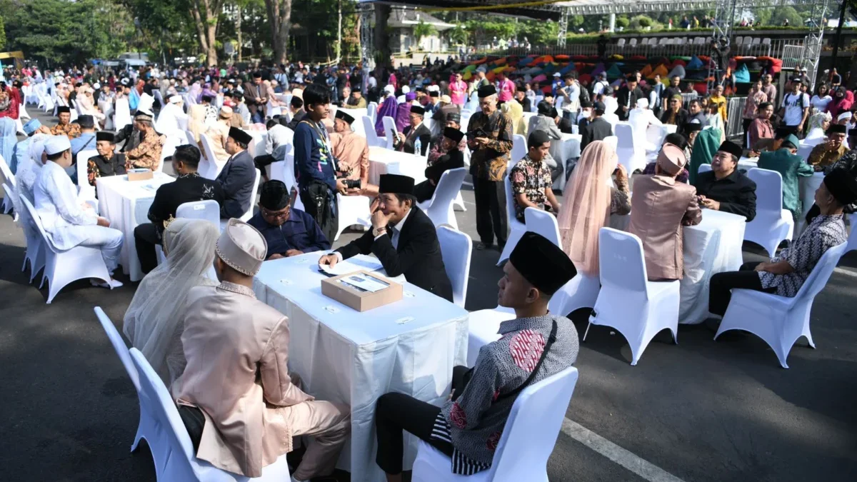 Penjabat Gubernur Jawa Barat Bey Machmudin menjadi saksi nikah pada kegiatan nikah massal dalam rangkaian West