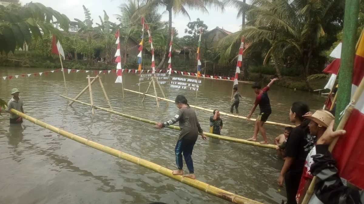 Lomba berjalan diatas bambu di Kampung Cibingbin Desa Leuwigoong Kecamatan Leuwigoong, Minggu (25/8).( pepen a