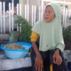 Eha Julaeha, pedagang kacang rebus keliling  ketiban rezeki nomplok saat kedatangan Dedi Mulyadi ke Garut, beb