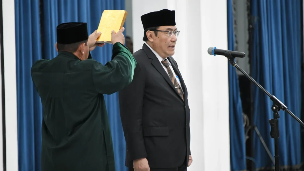 Penjabat Gubernur Jabar Bey Machmudin melantik Hening Widyatmoko sebagai Pustakawan Ahli Utama di Aula Barat G