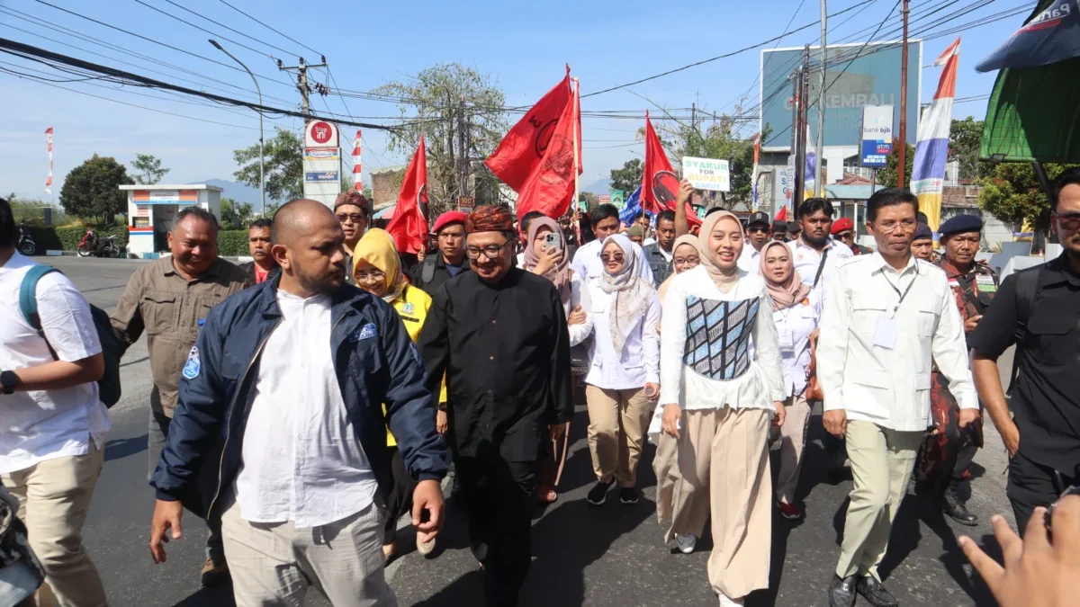 Syakur dan Putri berjalan kaki menuju kantor KPU Garut