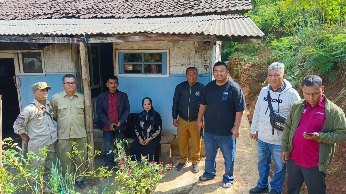 Yudha Puja Turnawan mengunjungi rumah janda miskin yang rumahnya sangat tidak layak di Cibatu