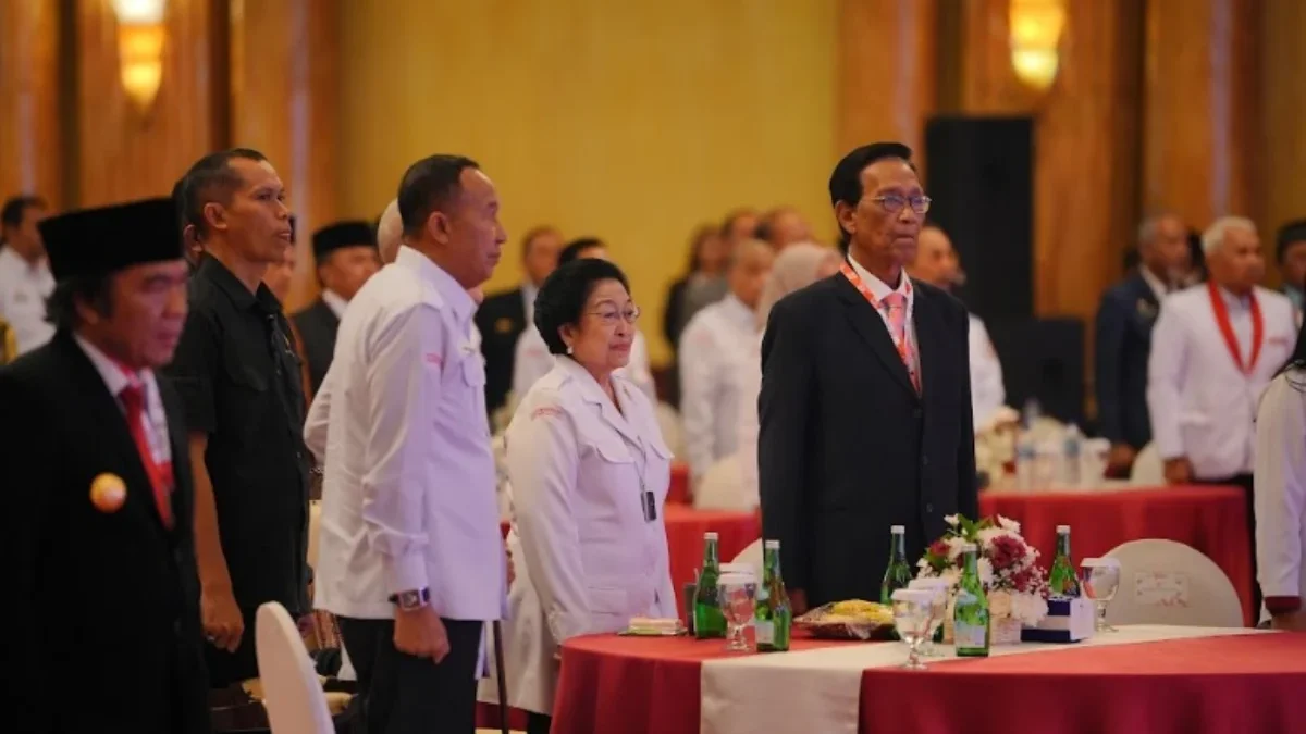 momen penyerahan bendera pusaka dari BPIP kepada seluruh gubernur