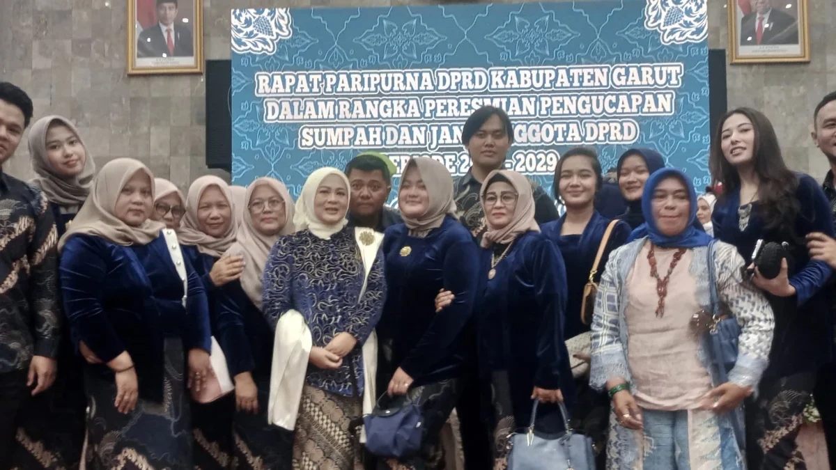 Rinyati Nawawi (tengah menggunakan pakaian kebaya) foto bersama dengan keluarga besar di Gedung DPRD Kabupaten