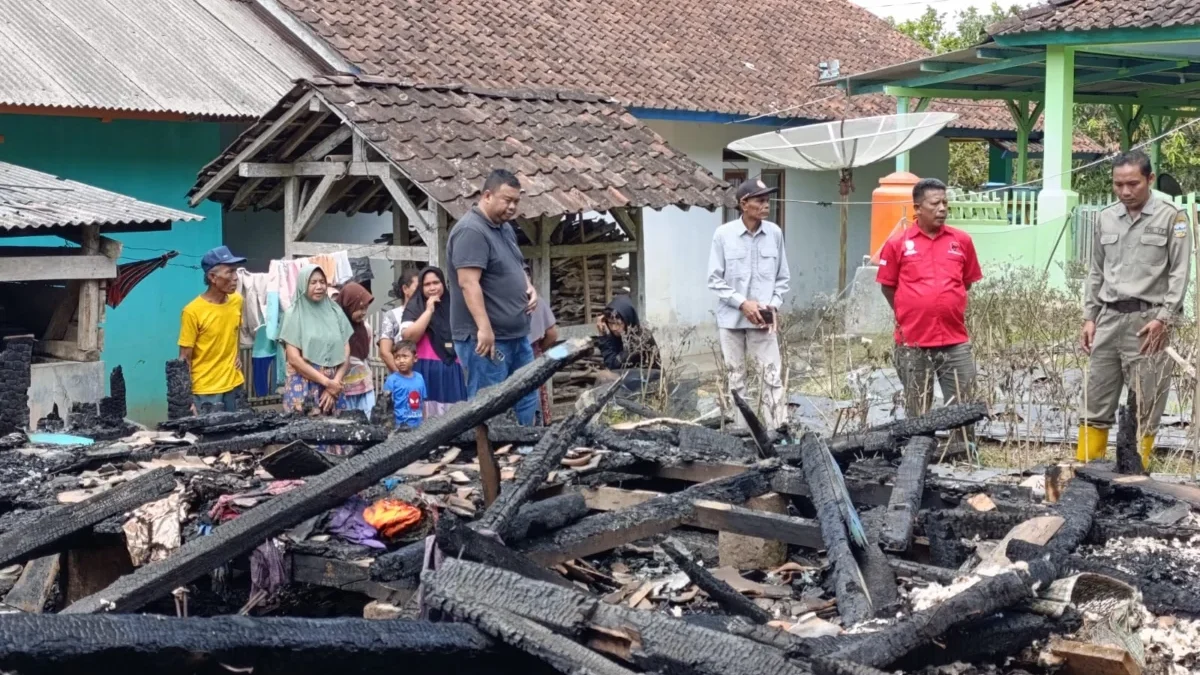 Yudha Puja Turnawan menengok rumah korban kebakaran