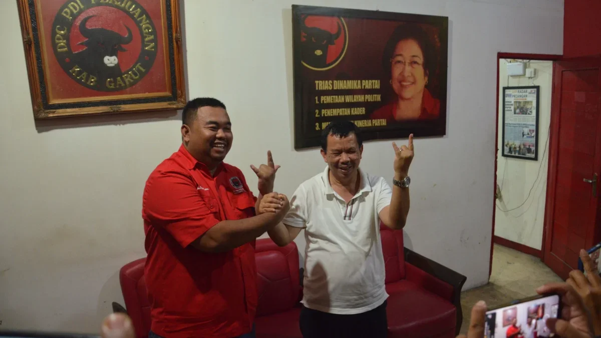 Nadiman (kanan) berkunjung ke kantor DPC PDIP Garut dan diterima langsung oleh Ketua DPC Yudha Puja Turnawan