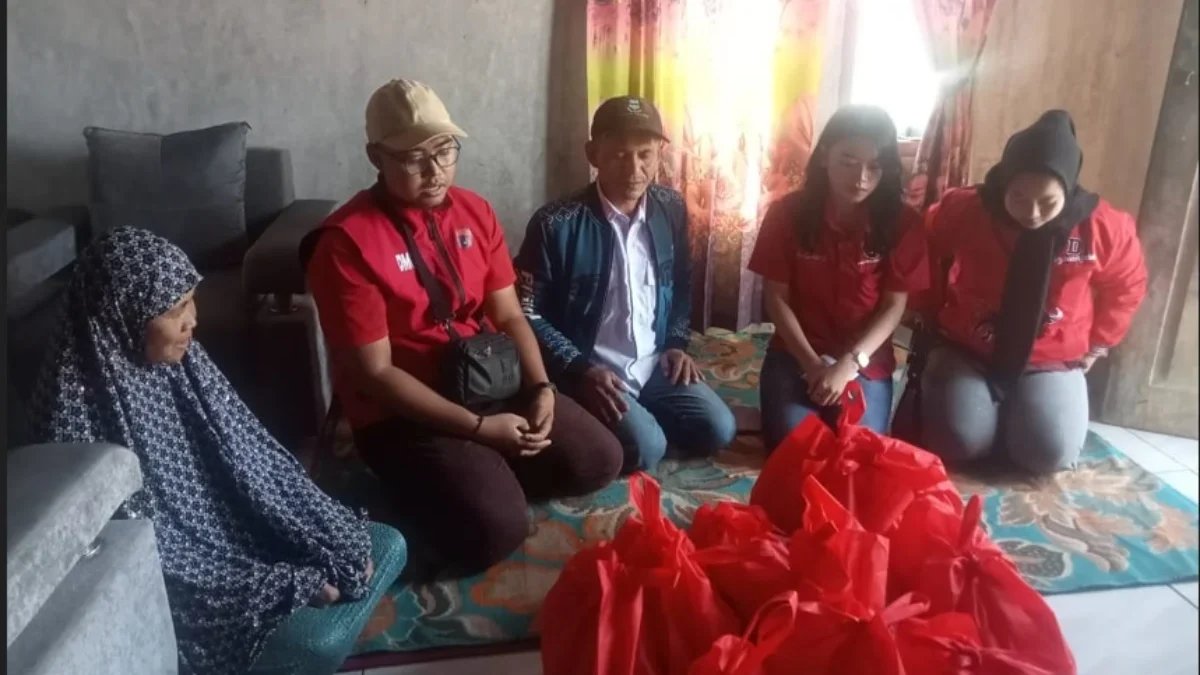 Yudha Puja Turnawan menugaskan stafnya untuk memberikan bantuan sembako dan uang tunai kepada Rokayah korban k