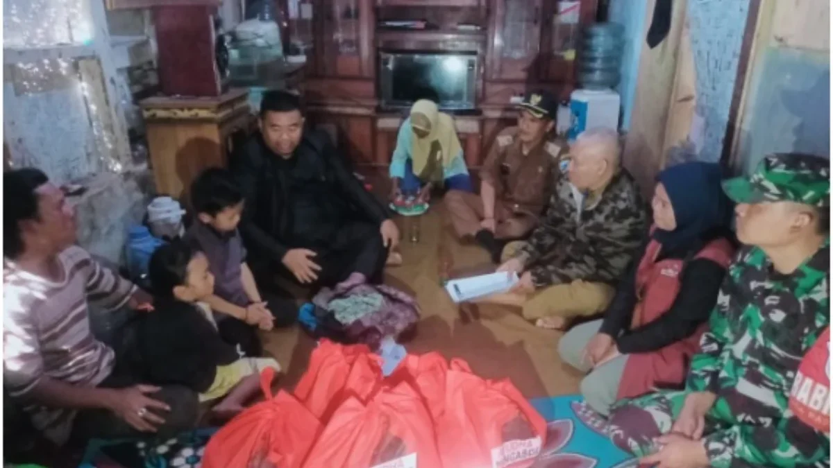 Yudha Puja Turnawan, Anggota DPRD Garut mengunjungi Muhamad Rizki di rumah neneknya