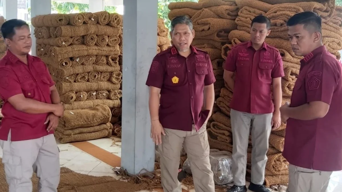 Kalapas Kelas II A Garut menunjukkan produksi Coir Shade kepada rombongan Rutan Kelas I Bandung.