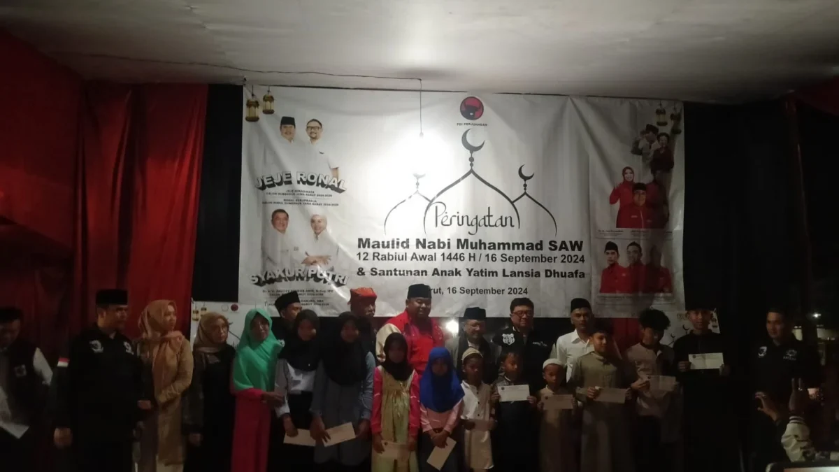 Ketua DPC PDI Perjuangan Kabupaten Garut foto bersama dengan anak yatim dan calon bupati Abdus Syakur