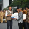 Bey memberikan SK dan penghargaan pada ASN purna tugas