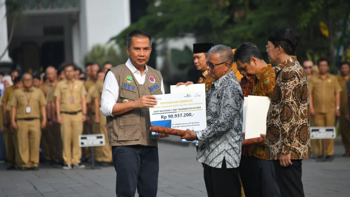 Bey memberikan SK dan penghargaan pada ASN purna tugas