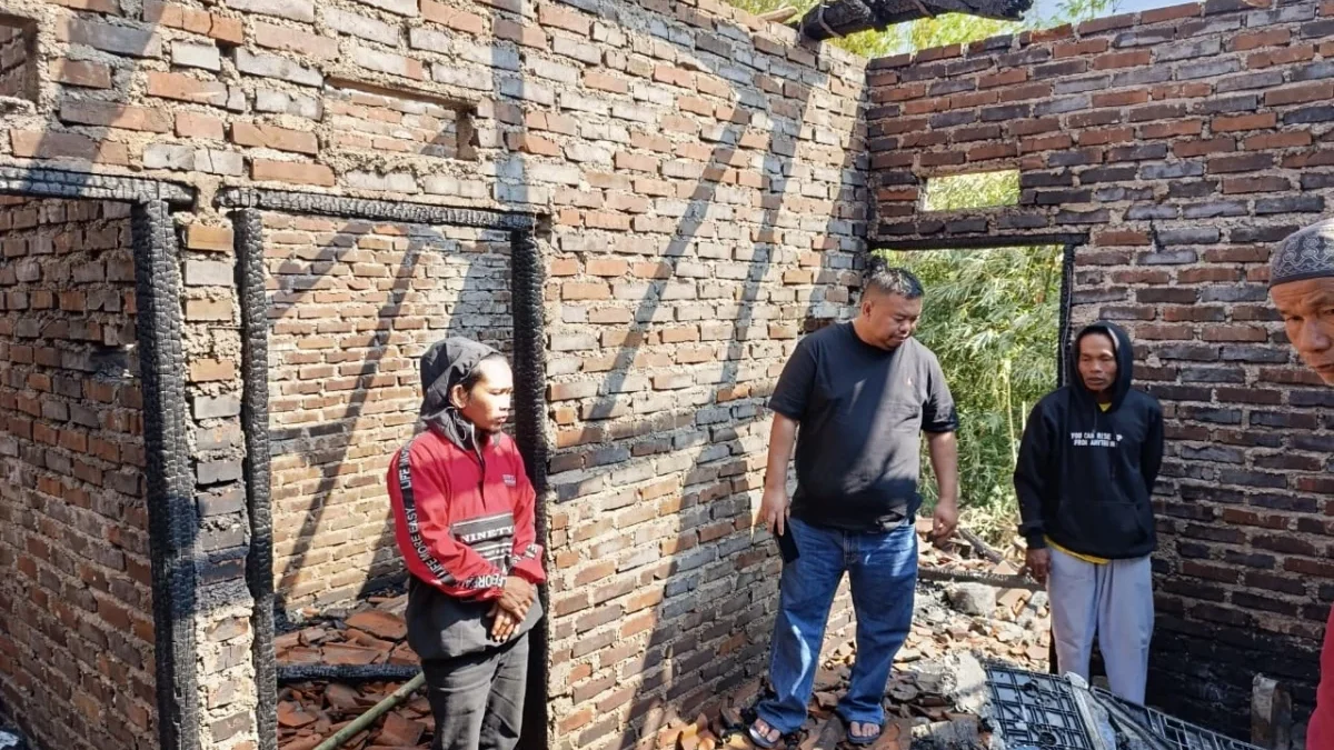 Yudha Puja Turnawan mengunjungi rumah kebakaran di Desa Sukarame, Kecamatan Bayongbong