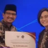 Helmi mewakili Kabupaten Garut menerima hadiah dari Menteri Sri Mulyani