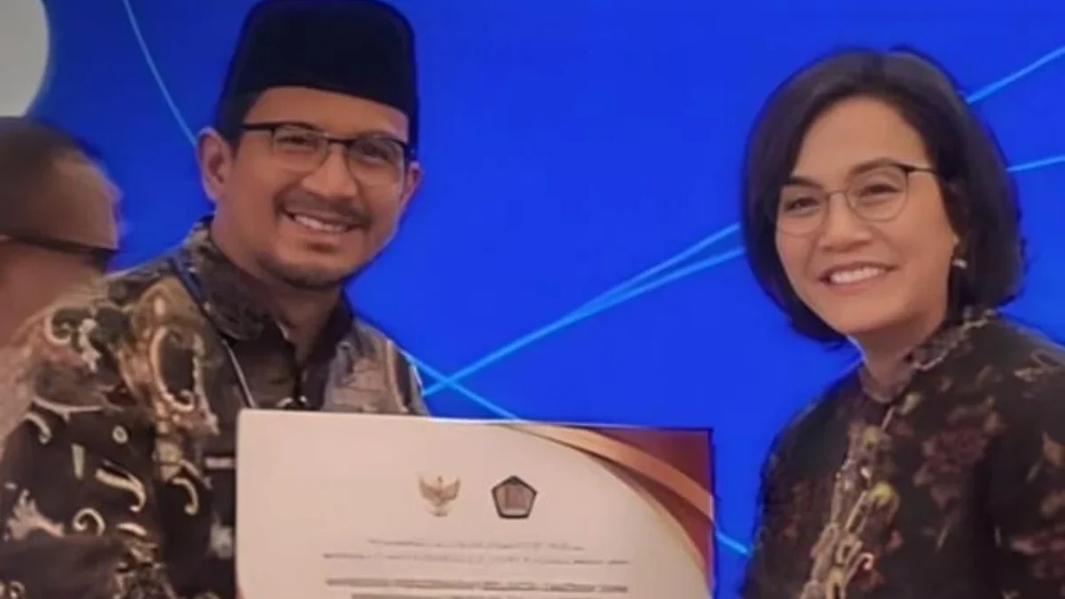 Helmi mewakili Kabupaten Garut menerima hadiah dari Menteri Sri Mulyani