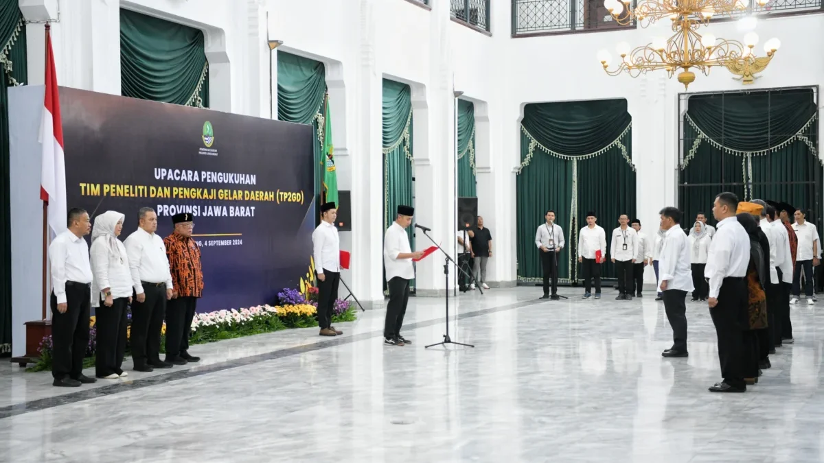 Bey Machmudin saat mengukuhkan Tim Peneliti dan Pengkaji Gelar Daerah (TP2GD) Provinsi Jawa Barat, di Aula Tim