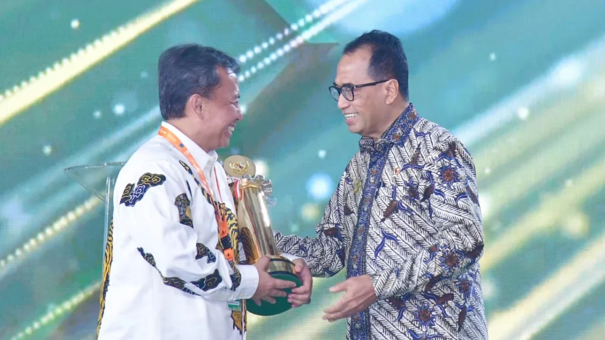 Sekda Jabar Herman Suryatman menerima piagam penghargaan Wahana Tata Nugraha Tahun 2024 di Ballroom JIExpo Kem