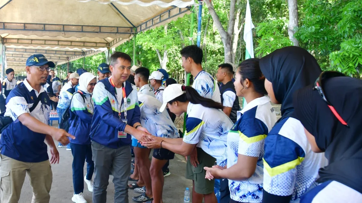 Penjabat Gubernur Jawa Barat Bey Machmudin beserta istri, Amanda Soemedi mengunjungi tim dayung Jawa Barat dan