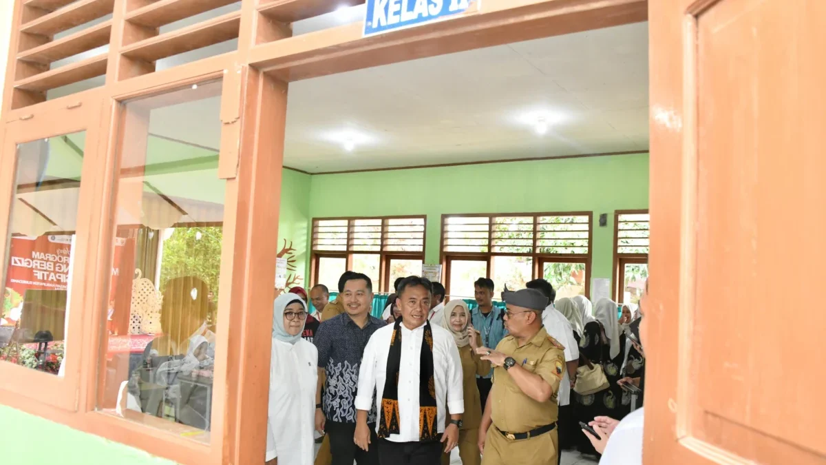 Sekda Jabar Herman Suryatman meninjau uji coba program Makan Siang Bergizi Peserta Didik Sekolah Dasar Partisi