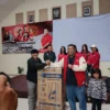 Yudha Puja Turnawan mengundi doorprize mesin cuci dan memberikan hadiah tersebut kepada peserta yang beruntung