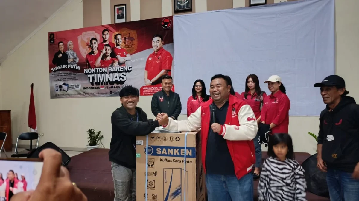 Yudha Puja Turnawan mengundi doorprize mesin cuci dan memberikan hadiah tersebut kepada peserta yang beruntung