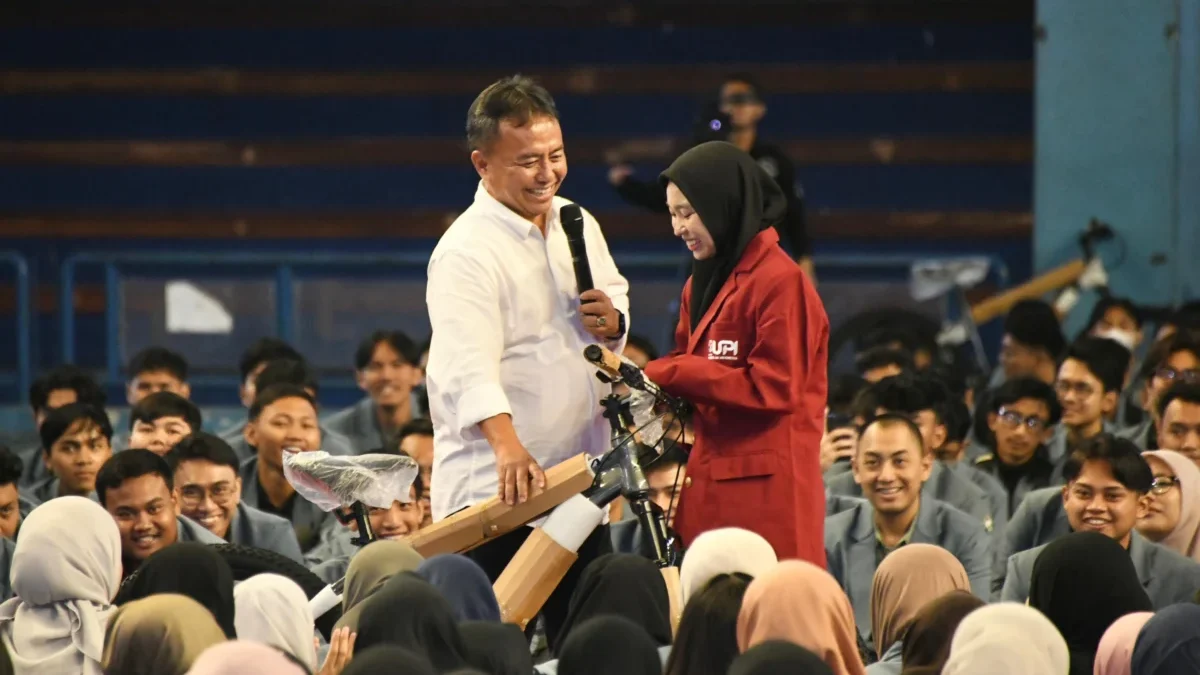 Sekda Jabar Herman Suryatman memberikan motivasi kepada 2.045 mahasiswa KKN Tematik UPI di Gymnasium, Universi