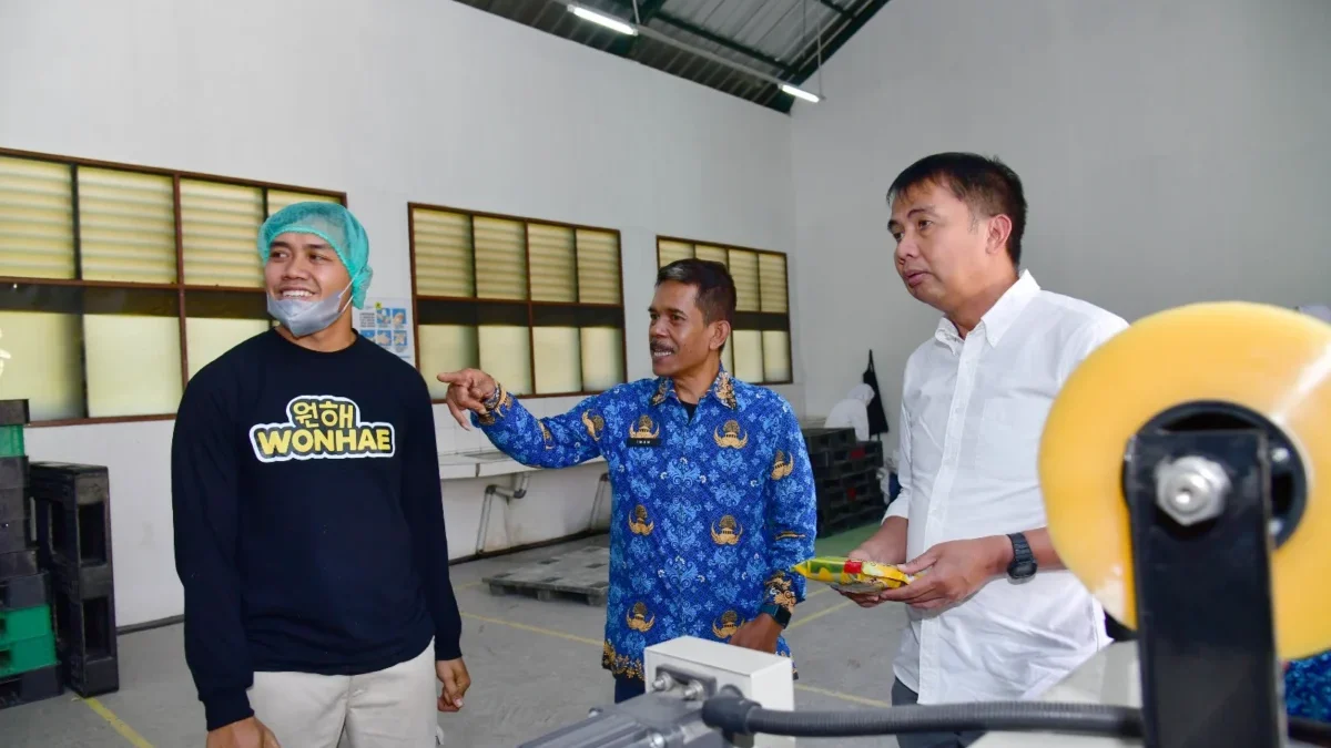 Bey Machmudin meninjau pengemasan mi wonhae dan woca cokelat di SMKN 1 Cibadak