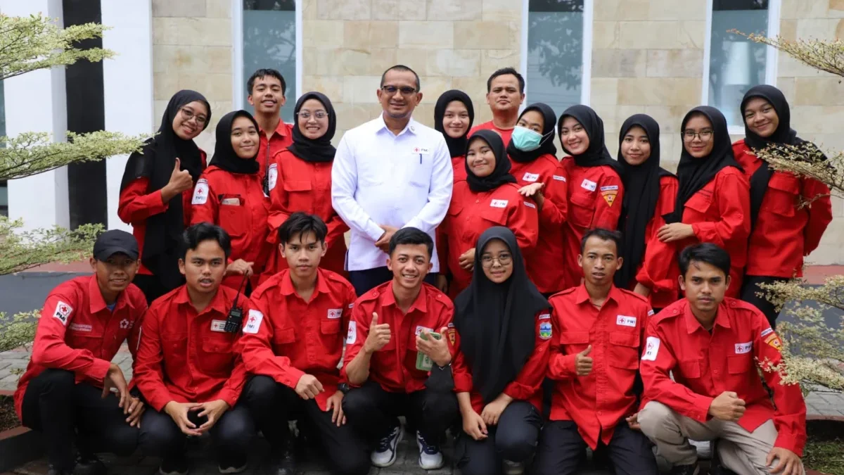 Helmi Budiman foto bersama dengan jajaran PMI Kabupaten Garut