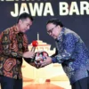 Penjabat Gubernur Jawa Barat Bey Machmudin menghadiri CNN Indonesia Award 2024 di Trans Hotel, Kota Bandung, S